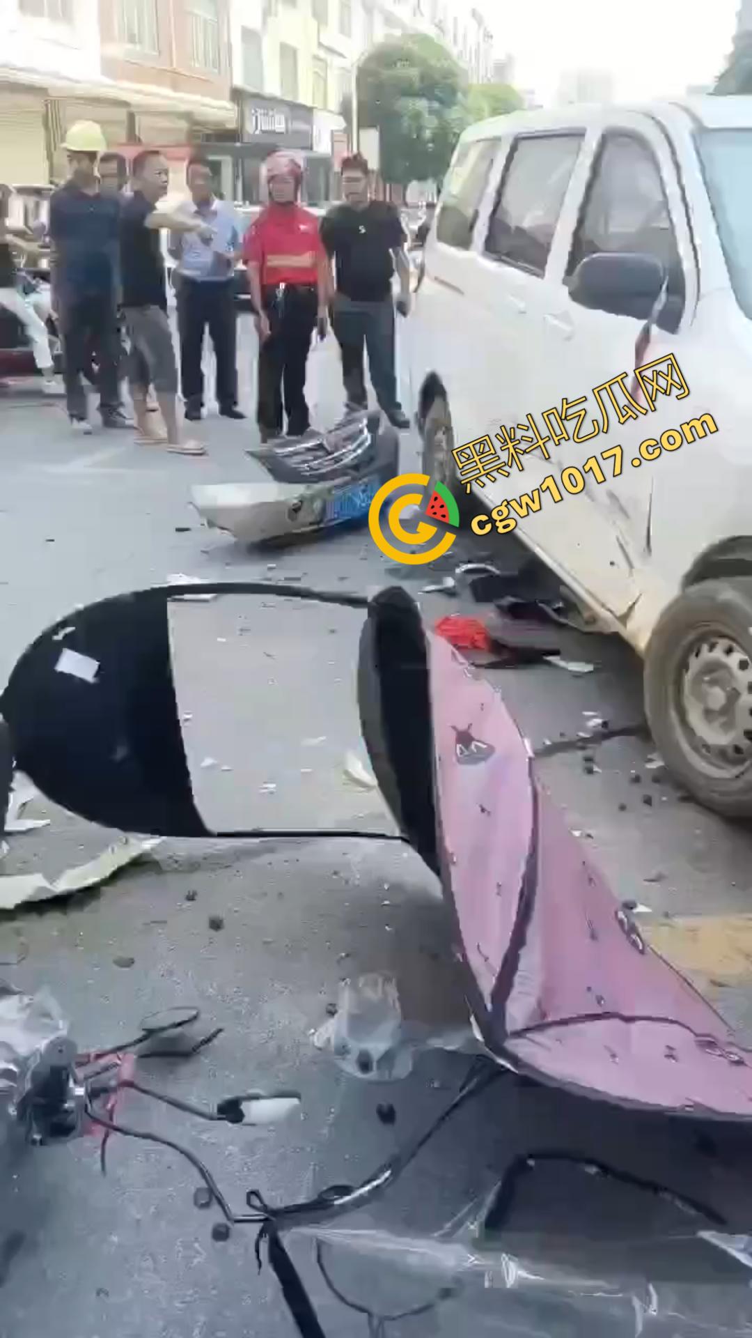 广西百色十字路口惊魂一刻：失控汽车撞飞数辆车辆，司机逃逸后坠河。8人受伤，搜救紧急展开！-5