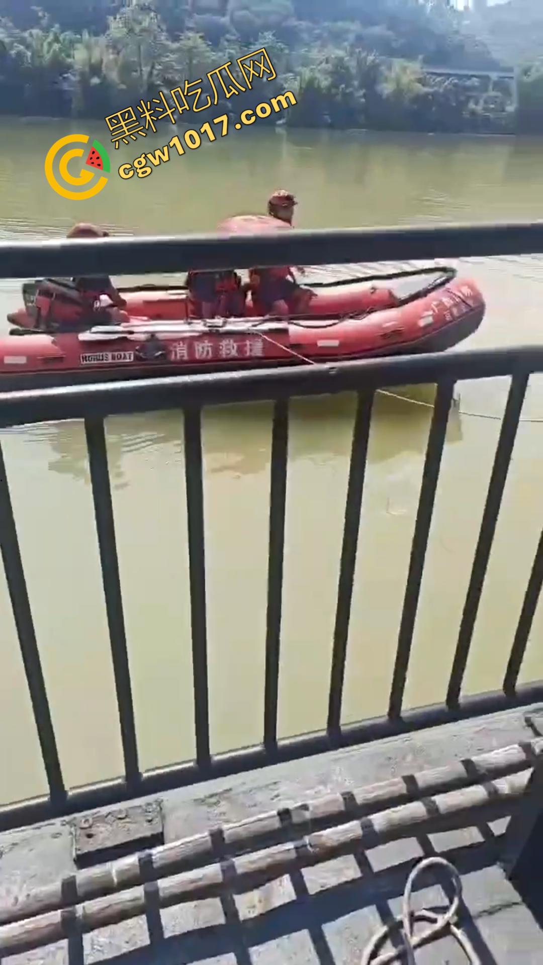 广西百色十字路口惊魂一刻：失控汽车撞飞数辆车辆，司机逃逸后坠河。8人受伤，搜救紧急展开！-6