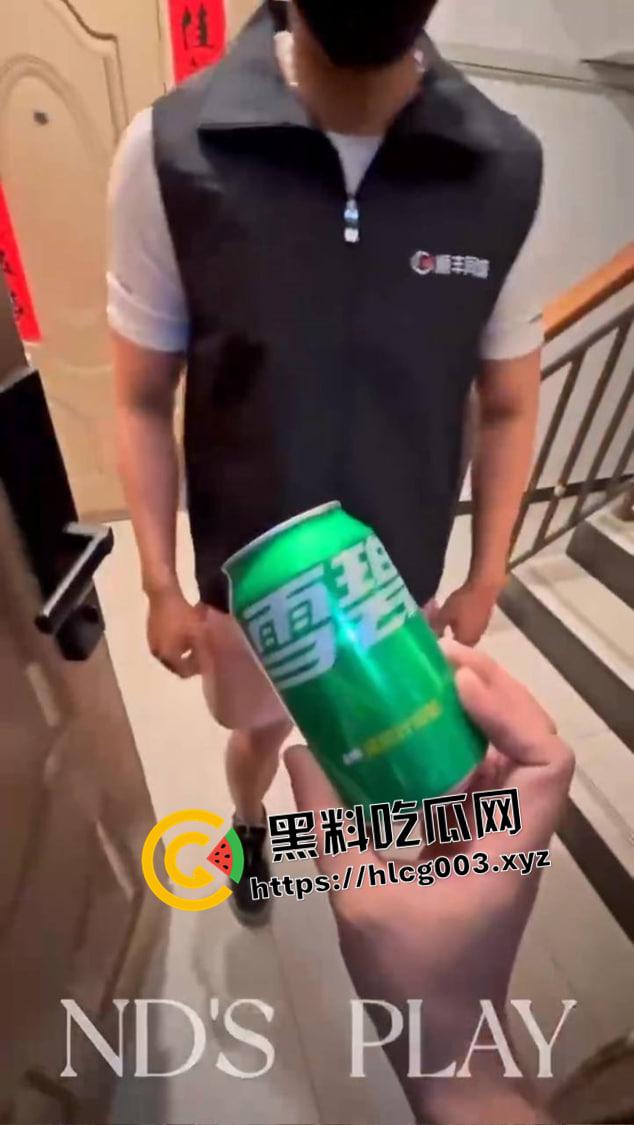 您的雪碧到了 但是屁眼发货！变态快递员送快递藏在肛门里 竟然都被直肠加热了-5