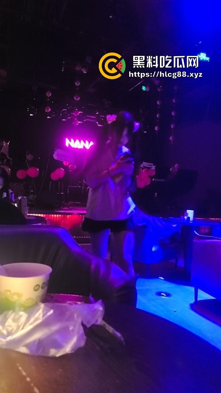 精神小妹『安萱尔』手活神技，楼道里猛搞大保健，润滑油推鸡巴爽射喷墙，手法牛逼鸡巴抖断！-4