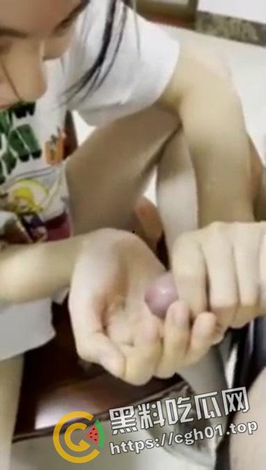 广西南宁反差少妇 被绿帽奴老公怂恿约单男 堕落成公交车 奶头都被吸黑了-6