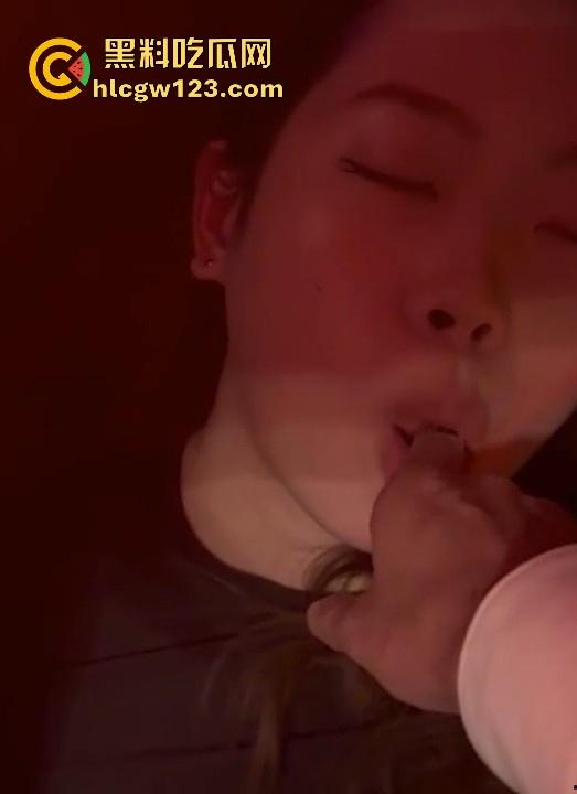 约炮黑丝肉腿少妇 后妈包臀裙疯狂女上位榨精 满脸情欲吃鸡超级诱惑 微胖少妇才是王道啊！-3