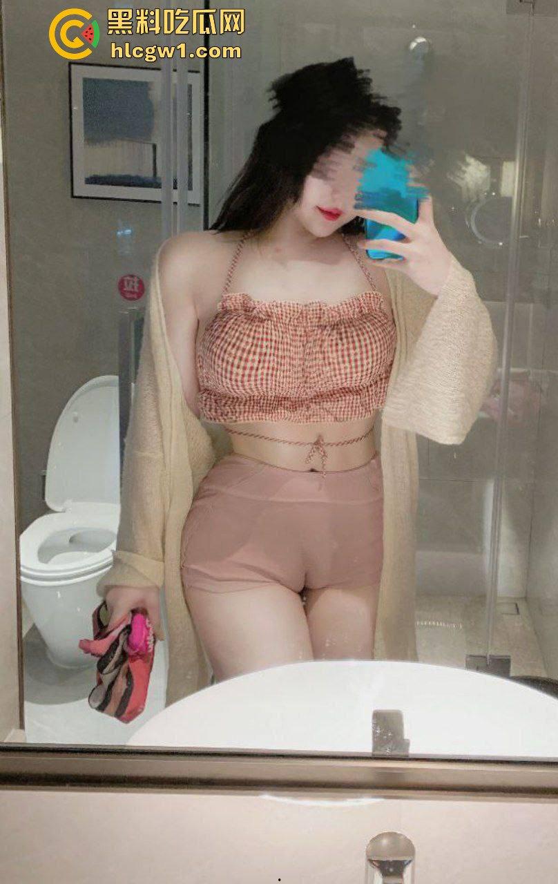 东北哈尔滨学生妹【佐琳】出租房黑丝私拍，光滑白腿配肥美翘臀，玩得骚得水流满床！-1