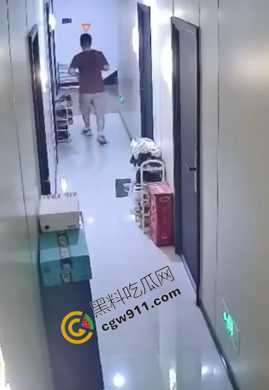 惊悚！变态佬深夜骚扰独居女，偷鞋拍照，诱骗开门，监控揭露惊人阴谋-5