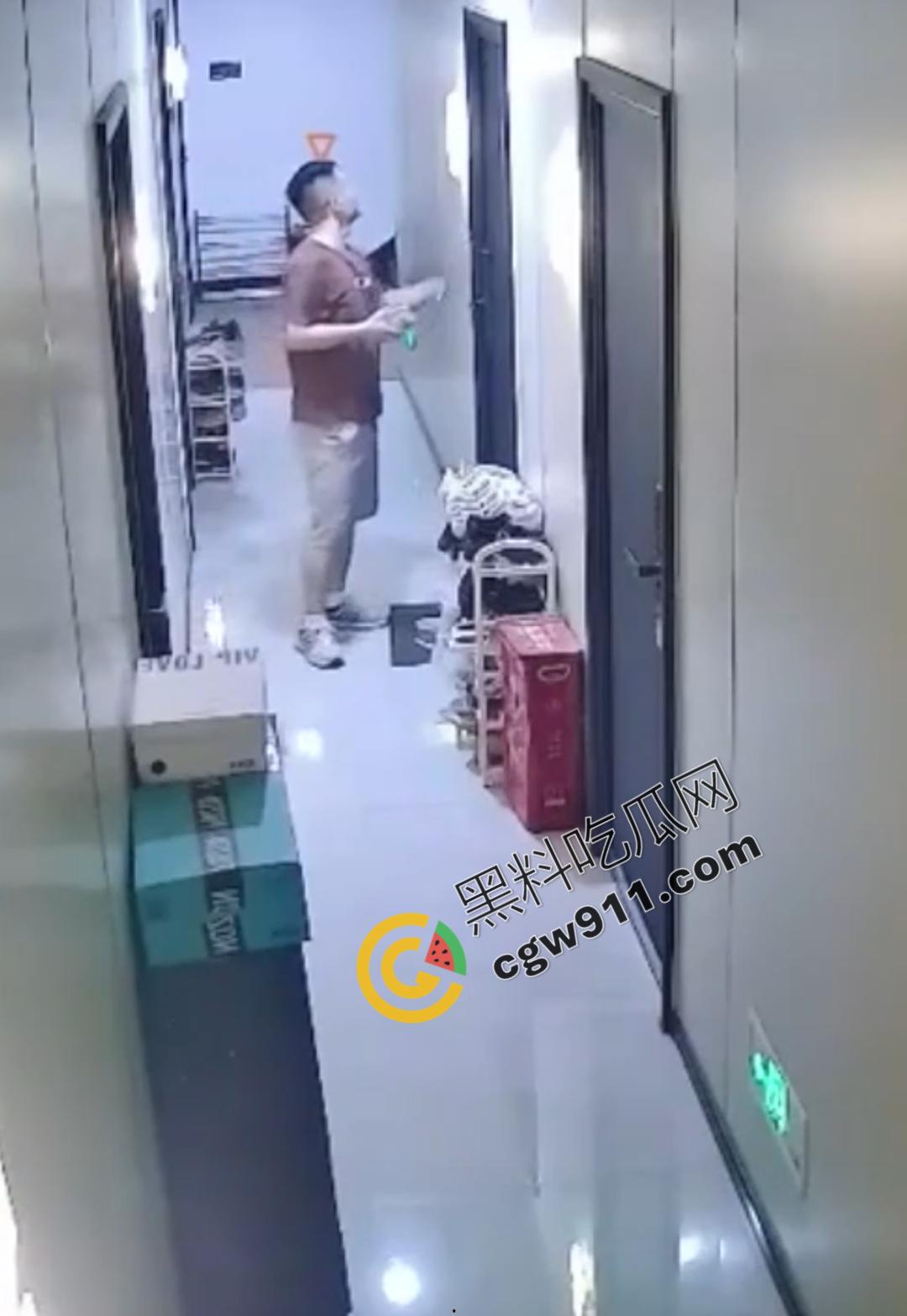 惊悚！变态佬深夜骚扰独居女，偷鞋拍照，诱骗开门，监控揭露惊人阴谋-7