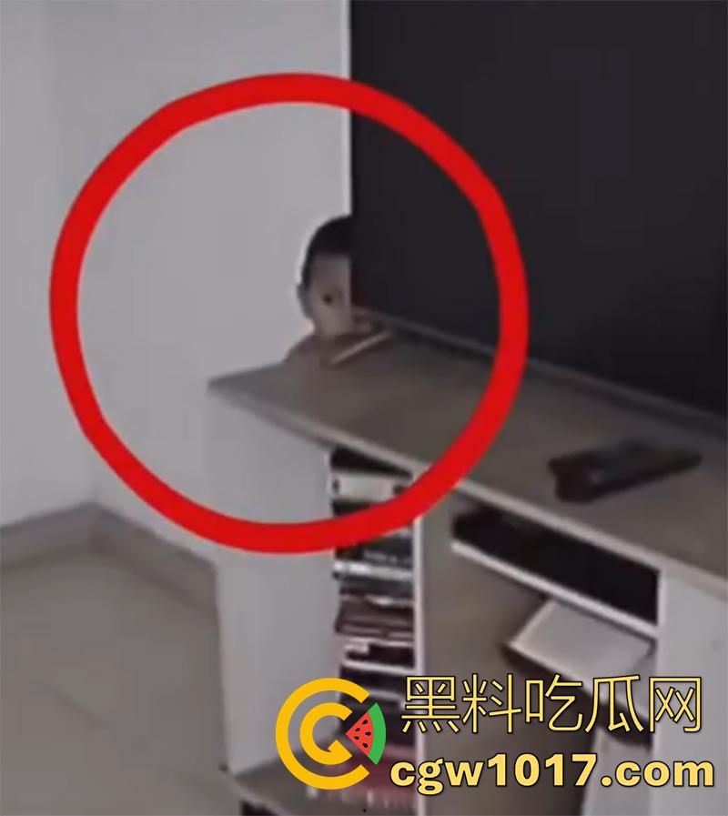 全球爆火奇闻灵异事件,真实录制诡异时刻,电视后的小孩,楼梯道的黑影,坚持看完你的胆量将再次进阶升华!-5