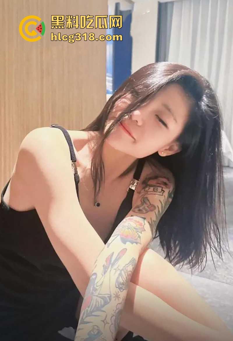 抖音网红【然后的然】直播PK为拉人气票竟现场脱衣服，全裸奶子小穴全露大放送，热心观众纷纷录屏！-3