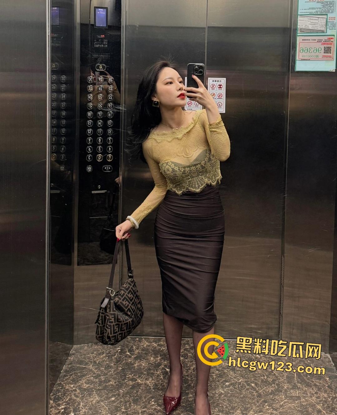 黑丝少妇偷情炮穿钢板!插进去秒流白浆,猛男动作太大震翻摄像机 !-1