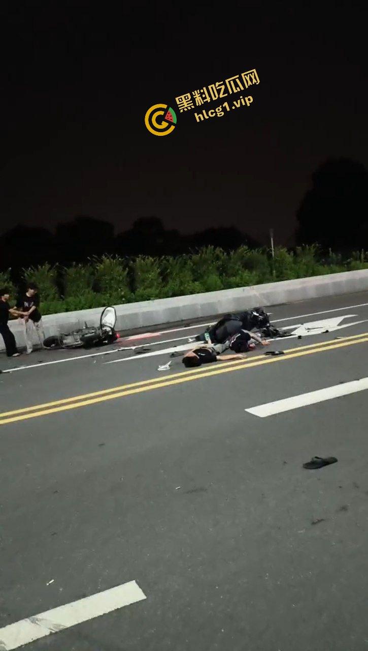 广东中山小榄镇 鬼火少年炫技飙车失败 对撞致车辆散架 倒地不起！-11