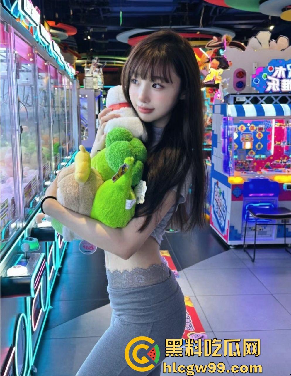 大年初六妹妹带我去酒吧，参加闺蜜生日局妹妹喝醉后，刚到家就把我推倒直接脱下我的裤子开始吃鸡巴！-5