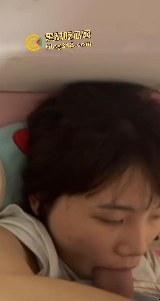 热恋期大学生小情侣在出租房甜蜜慢热后疯狂后入做爱!没尝过“热狗”的还边吃边看电视!-6