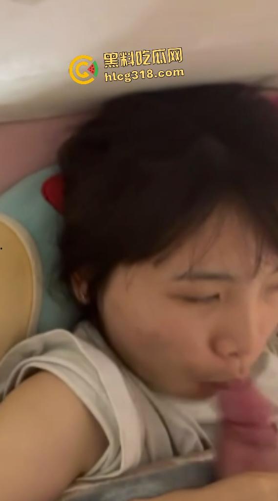 热恋期大学生小情侣在出租房甜蜜慢热后疯狂后入做爱!没尝过“热狗”的还边吃边看电视!-7