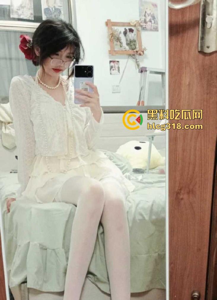 岭南师范学院【李雅琪】 与男友裸聊视频泄密，邻家学妹化身网调母狗，对镜自摸淫水横飞！-7