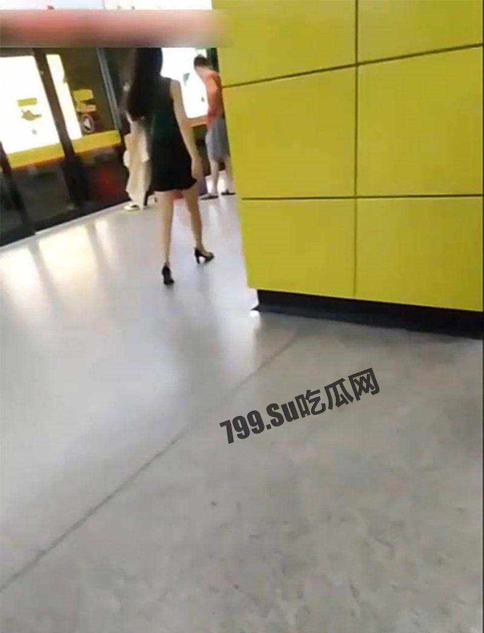 户外顶臀 强制顶射摸臀 当着男友的面 顶射气质美女！-2