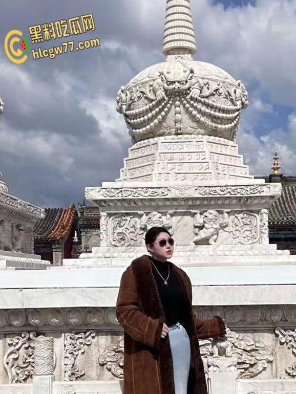 山东大奶母猪出轨视频流出，骚货饥渴难耐，肉棒满足不了还要加一根香蕉!-1