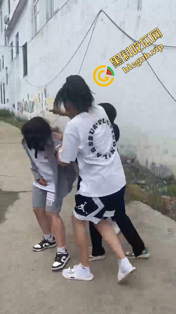 村里小太妹集体霸凌！三人围攻一个，扇来扇去真是无法无天-7