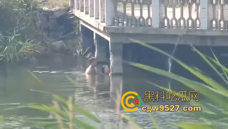 热心男子勇救落水女子，还知道从背后救，挺专业的，摇摇晃晃推到岸边，下次这种落水女子麻烦让我来救！-5