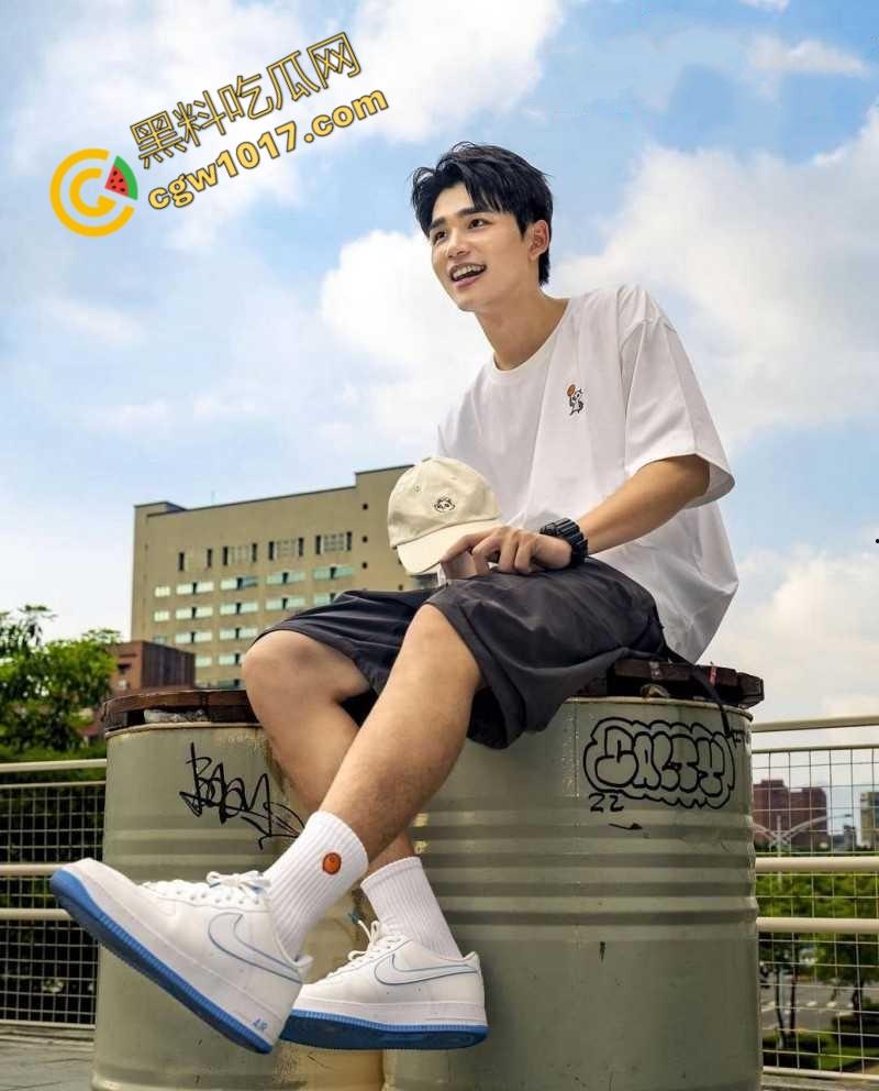 台娱爆出更劲爆丑闻！知名女星【简廷芮】婚内荒淫小鲜肉，感谢老公黑料满天飞，【粿粿】助纣为虐！淫乱姐妹花暴露糜烂生活！-9