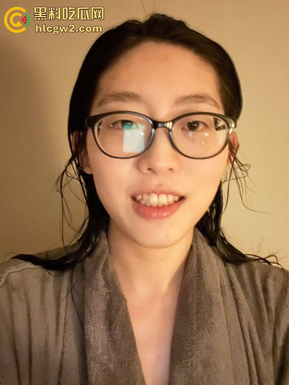 北京SOHO健身女教练【范珊珊】自拍自慰视频疯传，桃红奶晕勾引男学员报课，健身报得多还能上床？-2