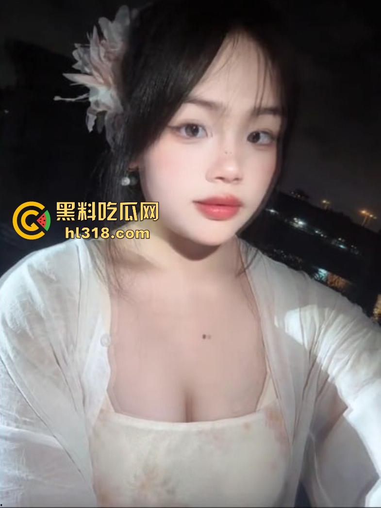 抖音极品微胖网红【吃货】付费福利视频曝光，火辣巨乳身材一览无余，性感女神竟如此反差淫荡！-2