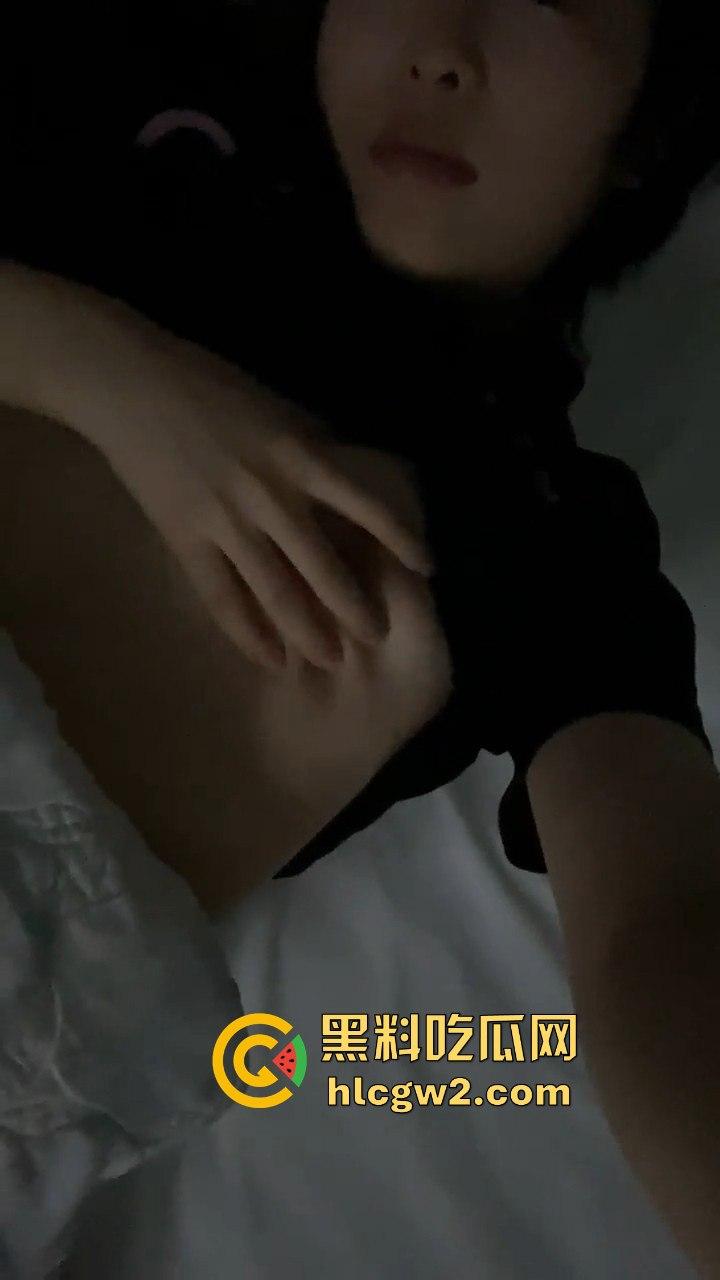 北京SOHO健身女教练【范珊珊】自拍自慰视频疯传，桃红奶晕勾引男学员报课，健身报得多还能上床？-12