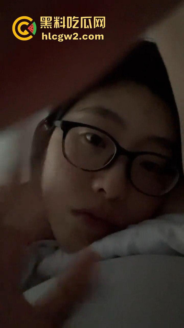 北京SOHO健身女教练【范珊珊】自拍自慰视频疯传，桃红奶晕勾引男学员报课，健身报得多还能上床？-13