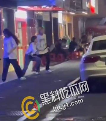 抖音热瓜 江西砍人现场！据说偷人十三四岁女刀手一人追砍两男一死一伤 后又被复仇砍伤 双双入院 太刺激了-2