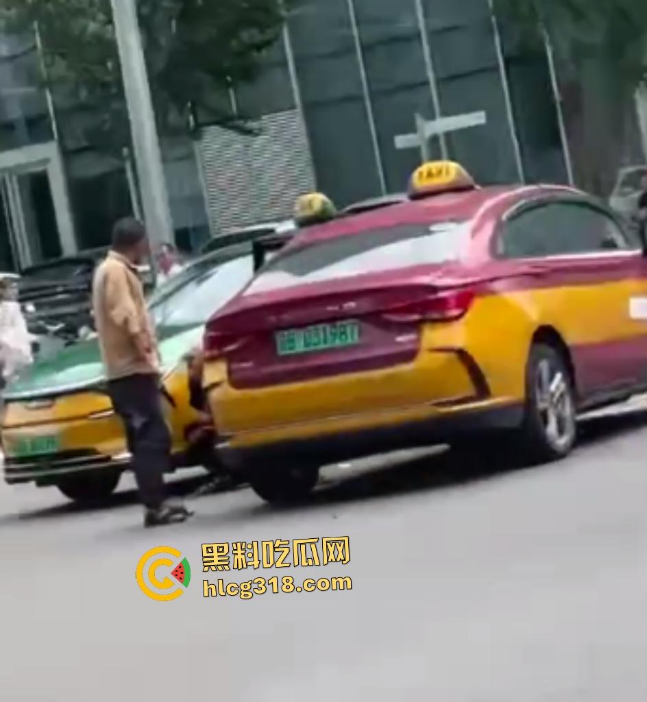 北京天街路口出租车司机撞车起冲突！棕衣司机刀捅黑衣司机直接倒地，天子脚下犯法直接打电话自首！-1