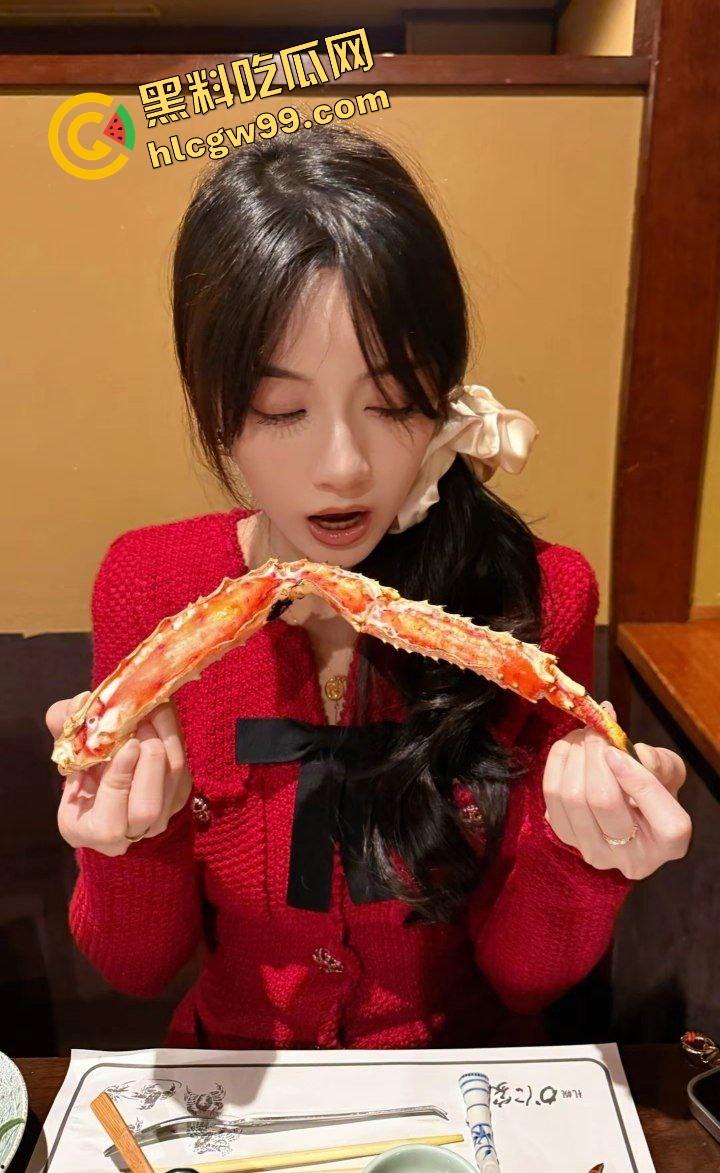 重庆酒店前台小姐『吴盈』为顾客提供特殊服务，勾引大哥割白虎后入双洞齐插！独家曝光流出！-1