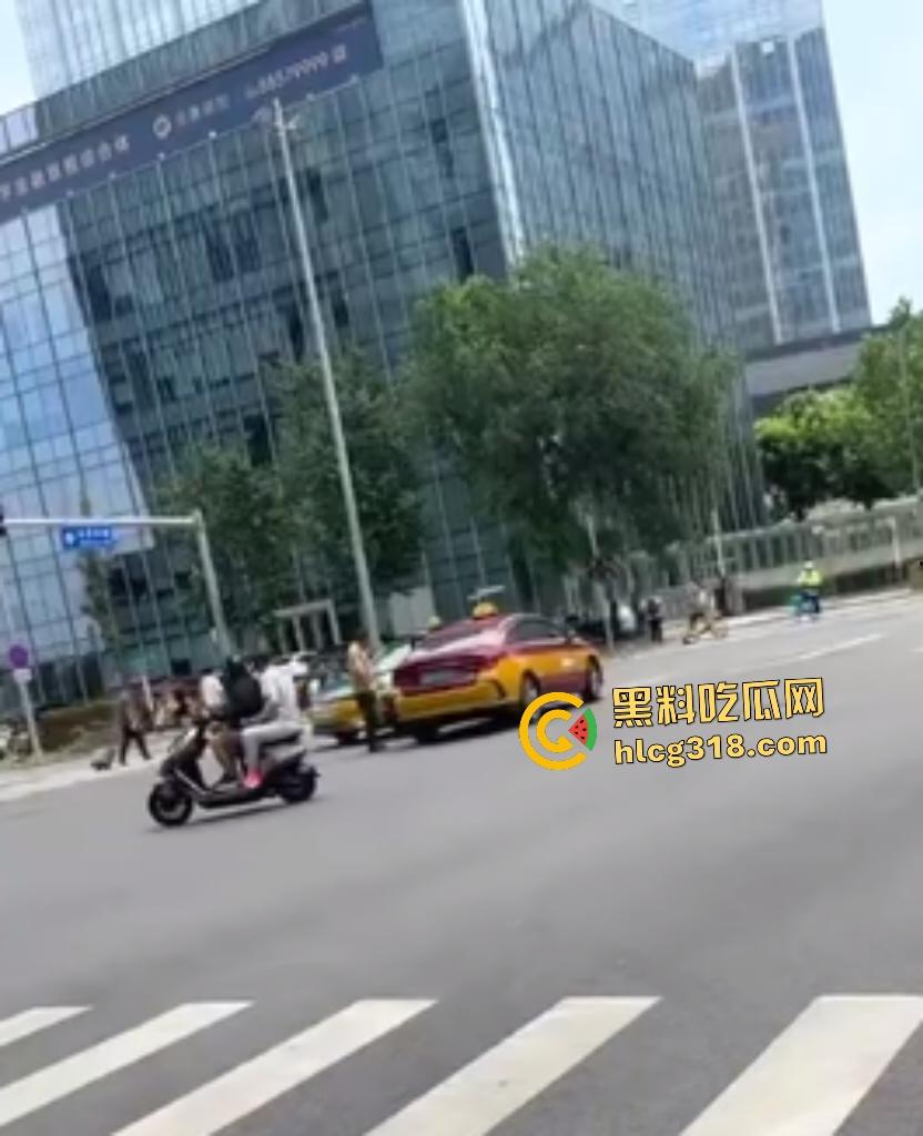 北京天街路口出租车司机撞车起冲突！棕衣司机刀捅黑衣司机直接倒地，天子脚下犯法直接打电话自首！-6