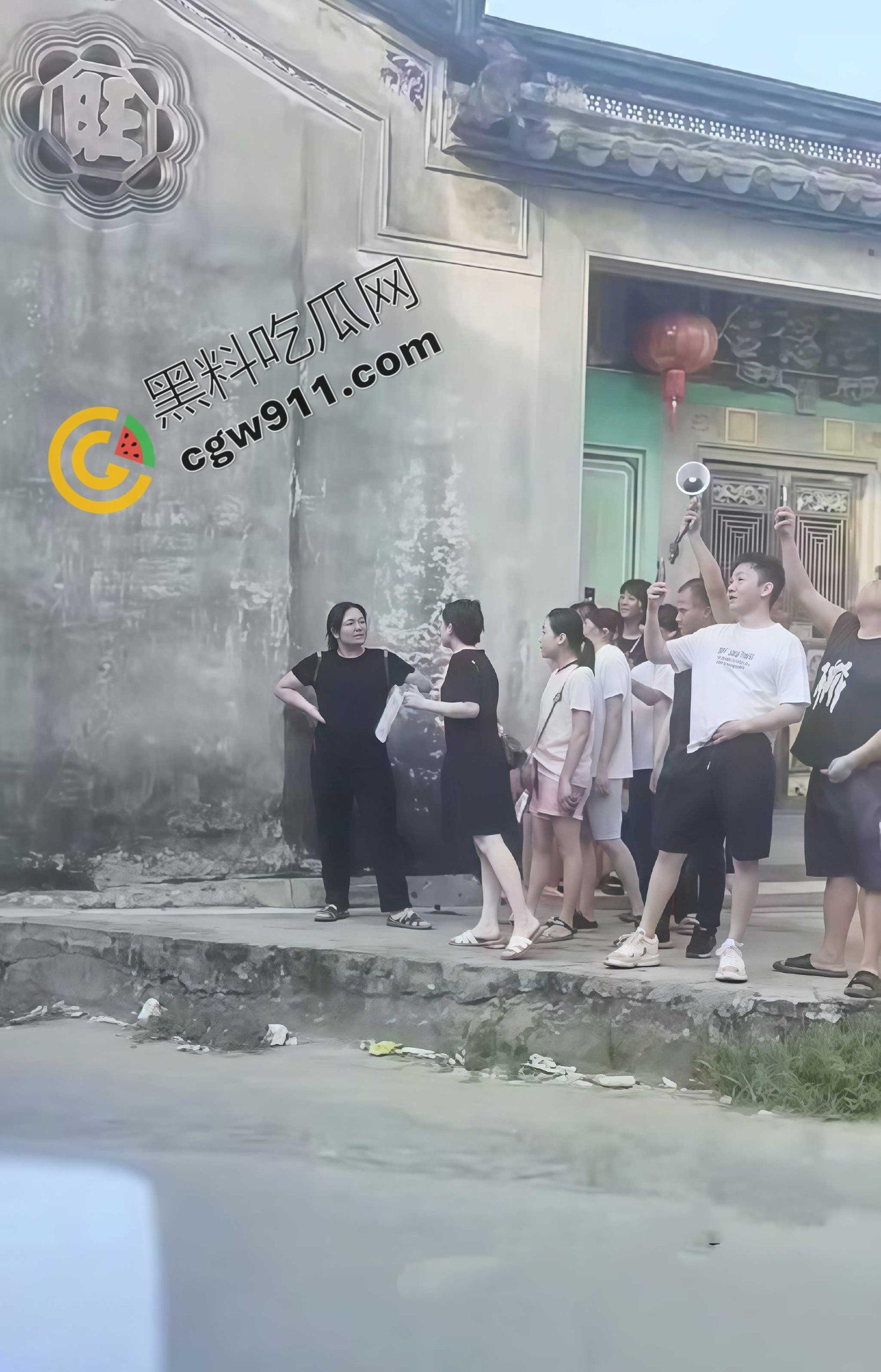 广东普宁惊爆绿帽丑闻：丈夫公开播放妻子出轨证据！三孩皆非亲生，妻家门庭若市，宗祠前成大戏场！-6