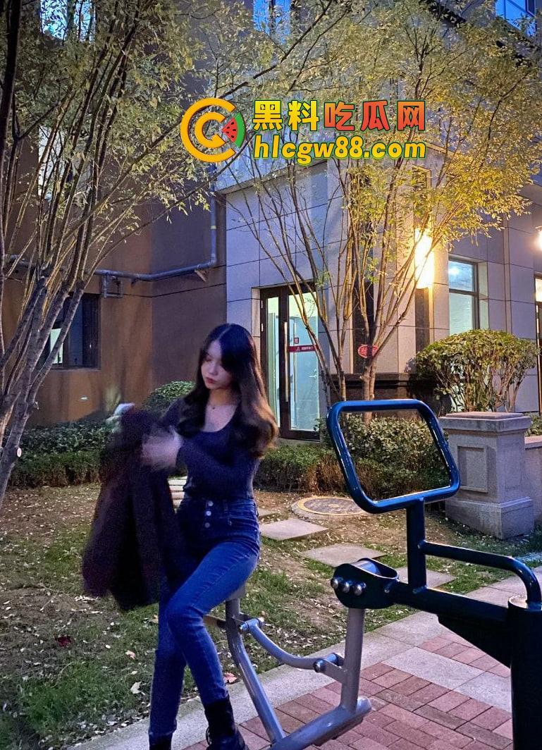 长沙学院御姐『田淑青』被调教成骚母狗，情趣装勾引男人猛吸鸡巴全套服务，露出楼道狠草汁水狂流！-3