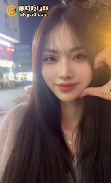 抖音28W粉丝反差婊【史迪西】直播间故意走光勾引！榜一大哥刷万元换来裸聊自慰玩具秀，视频流出太劲爆！-8