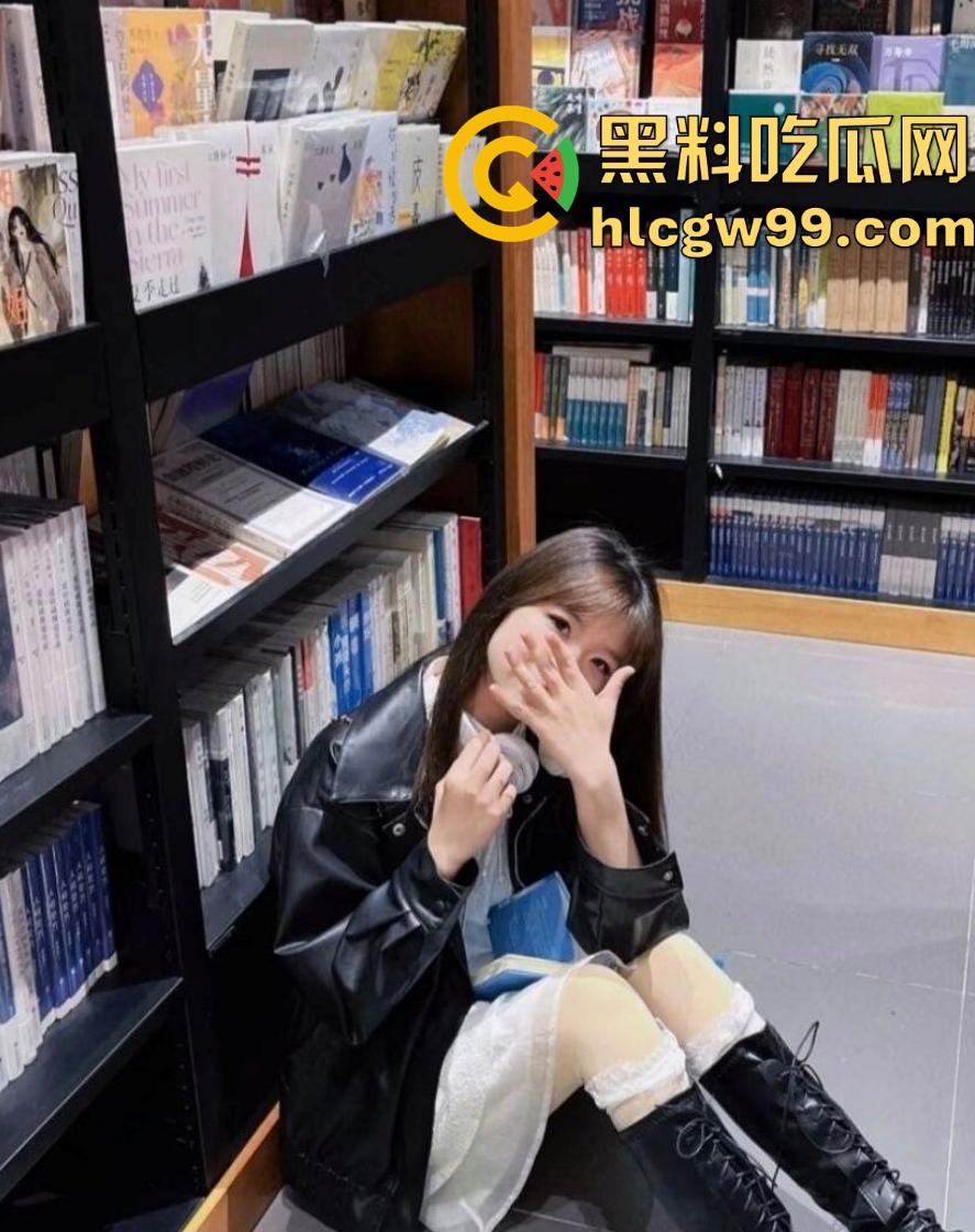 网友投稿！湖北黄冈站极品反差母狗【吴童】出轨被男友曝光性爱视频，烂货骚逼被多人玩的阴唇都翻了。-5