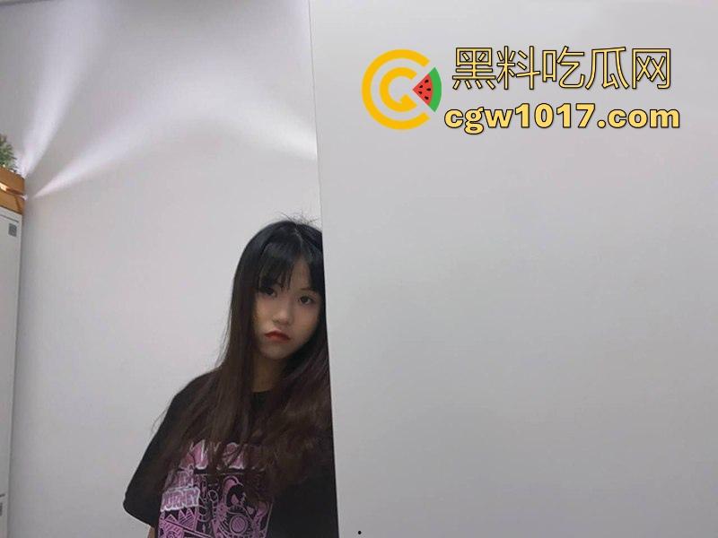 山西幼师职业学院反差母狗【徐驲英】约炮视频曝光，露脸口交舔蛋，主动迎合抽插，反差母狗床上骚劲十足！-1