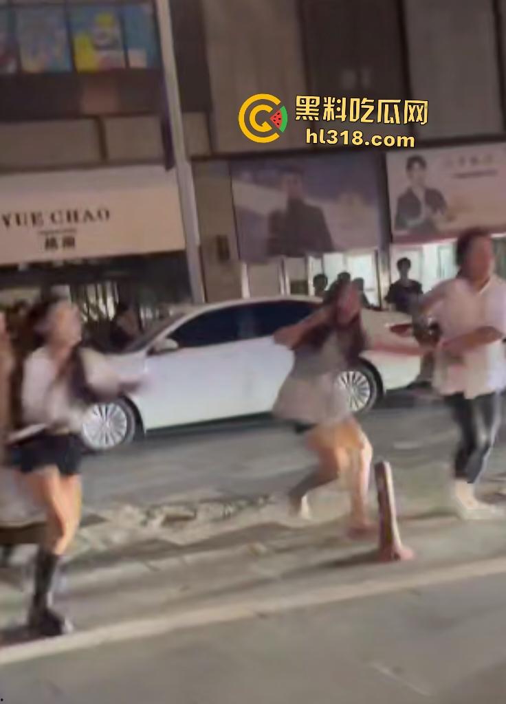 街头母女大战骂街!女儿闺蜜拉架助阵,女儿狂骂“我操你妈逼”,路人还嘲讽要左拍拍右拍拍这不孝女!-1