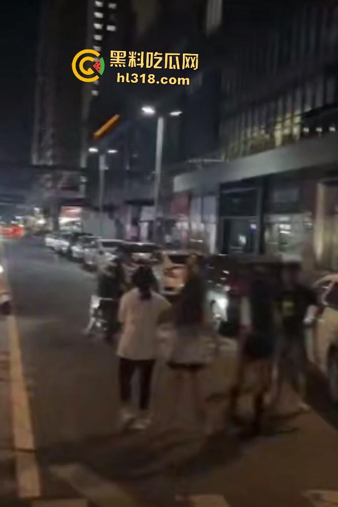 街头母女大战骂街!女儿闺蜜拉架助阵,女儿狂骂“我操你妈逼”,路人还嘲讽要左拍拍右拍拍这不孝女!-3