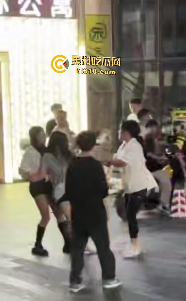 街头母女大战骂街!女儿闺蜜拉架助阵,女儿狂骂“我操你妈逼”,路人还嘲讽要左拍拍右拍拍这不孝女!-8