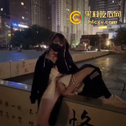 21岁网红【周某娜】公共场合拍不雅视频被抓！穿大衣遮挡，内里暴露大胆摆淫秽动作-5
