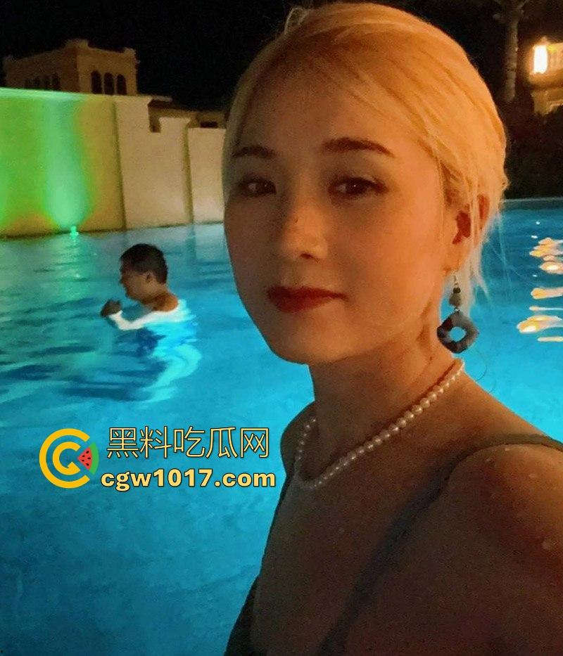 浙江丰满巨乳熟女日常性爱日常!奶子雪白丰满,屁股翘得犯规,从后面一插到底,啪啪声震天响!-1