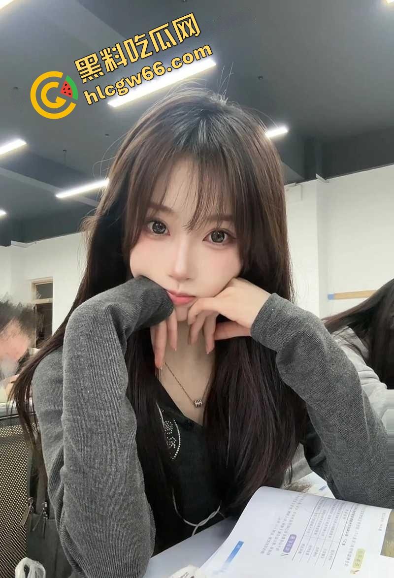 表面人畜无害,广西大眼萌妹『陈曦』被渣男操完偷拍,舔穴特写后入爆干全都怼脸拍,骚笑淫叫成寝室BGM!-5