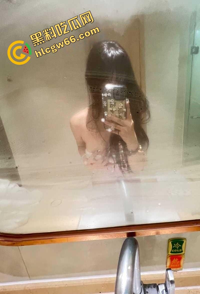 表面人畜无害,广西大眼萌妹『陈曦』被渣男操完偷拍,舔穴特写后入爆干全都怼脸拍,骚笑淫叫成寝室BGM!-8