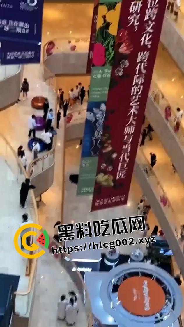 南京德基跳楼现场未打码视频！七楼跳下 头碎爆浆 年纪轻轻想不开呢-6