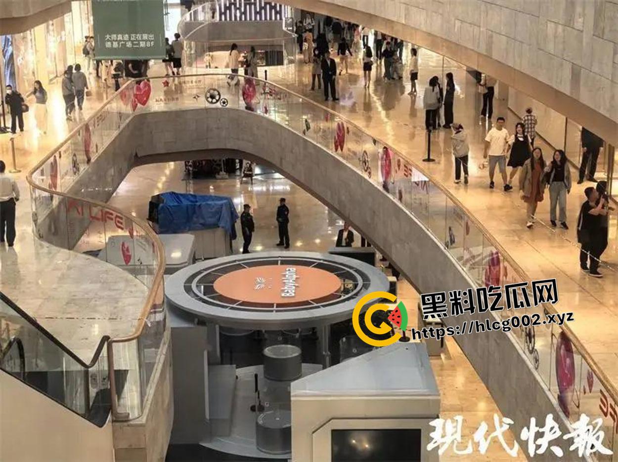 南京德基跳楼现场未打码视频！七楼跳下 头碎爆浆 年纪轻轻想不开呢-8