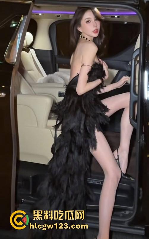 热门大瓜！抖音极品车模网红【小闹nnn】早期约炮金主视频曝光 黑丝的天花版 后入爆操 骚姿勾魂诱惑十足！-11