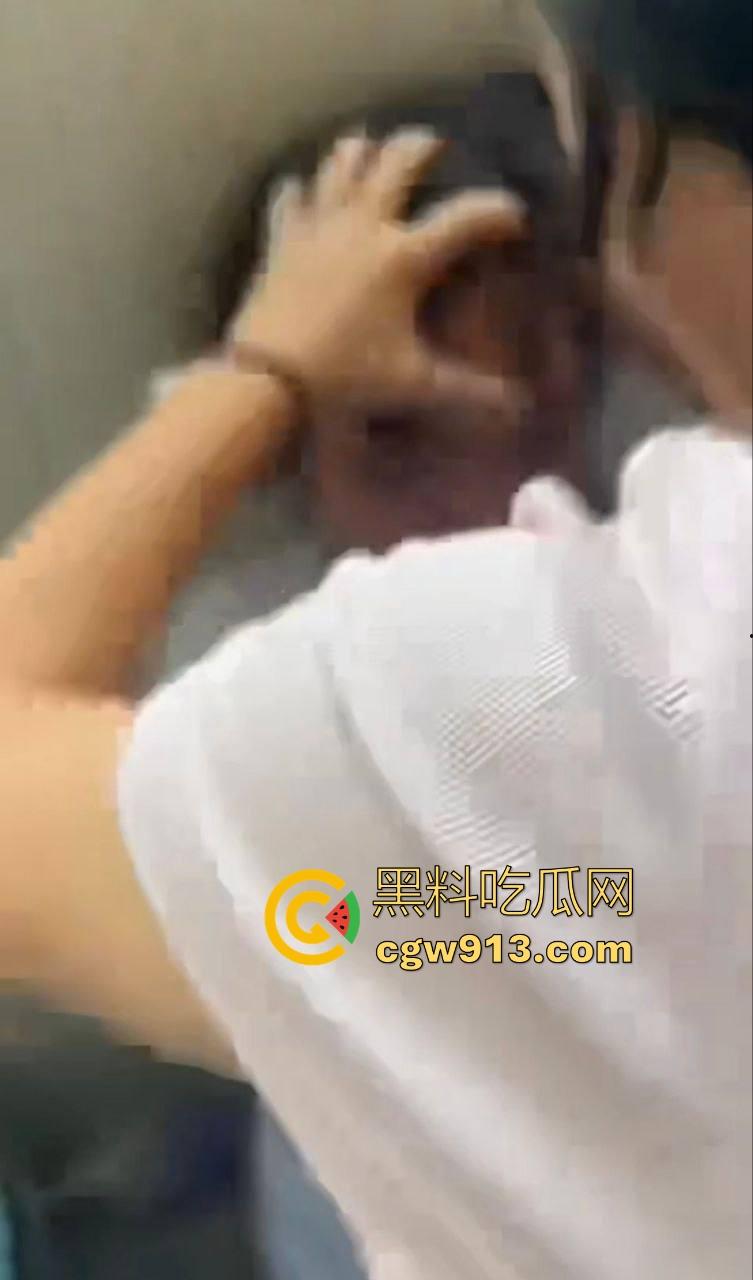 广西霸棱石桥中学霸凌事件曝光！八年纪多名女学生因琐事霸凌殴打一名小女生，这群人真他妈的不是人！-8