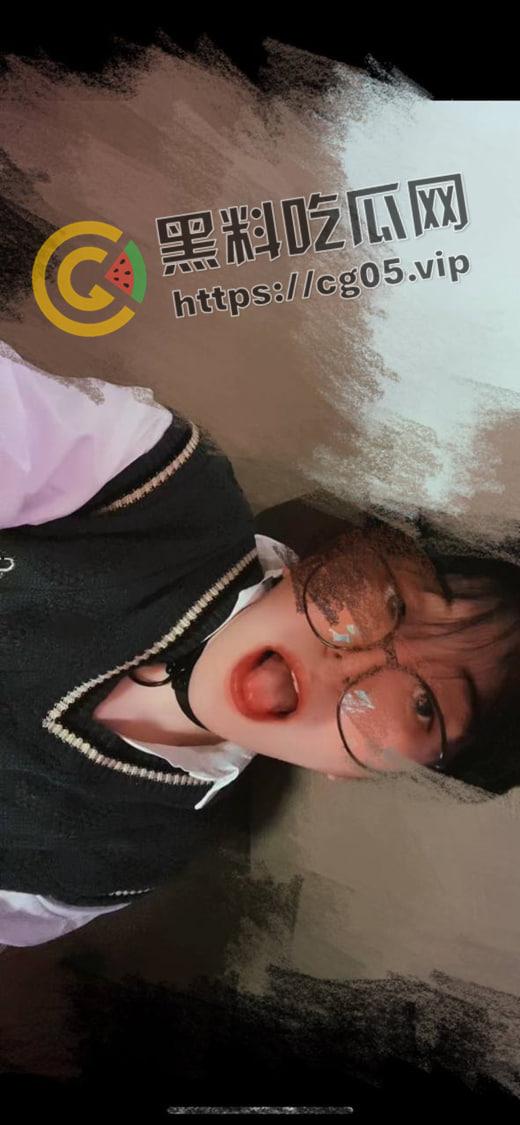 瓜友投稿！加拿大留学生【子瑜】线上装男娘卖裸照 线下做异性spa 给钱男女都能上 两头钱都赚的贱人-2