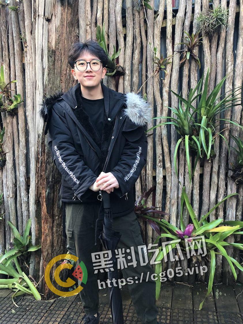 瓜友投稿！加拿大留学生【子瑜】线上装男娘卖裸照 线下做异性spa 给钱男女都能上 两头钱都赚的贱人-3