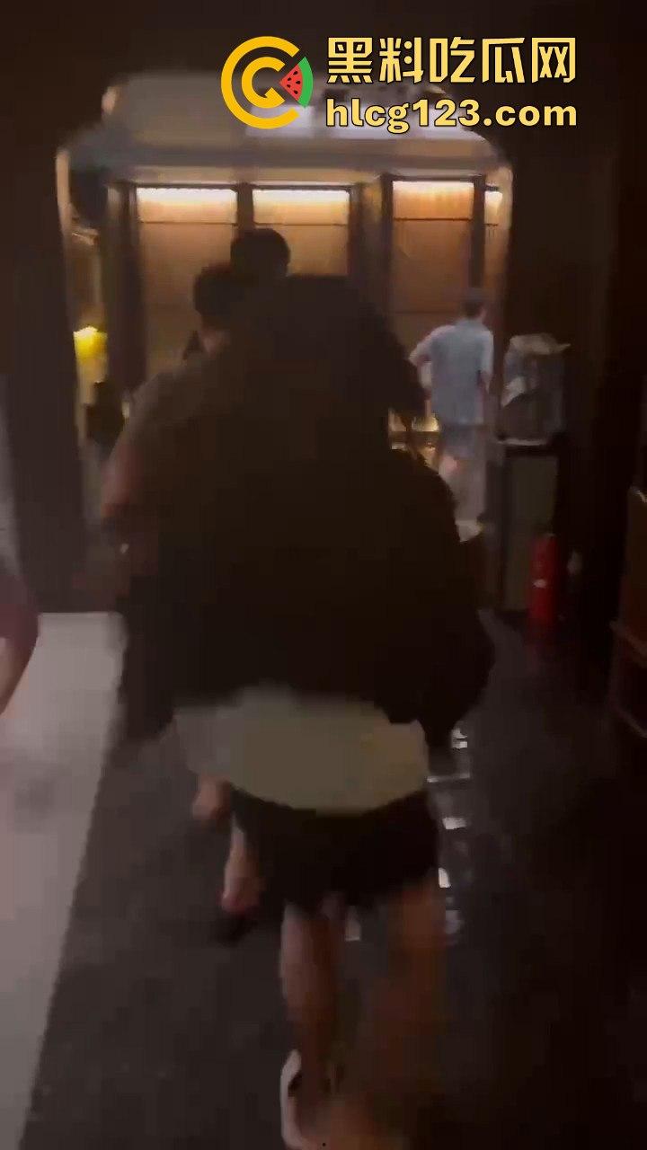 蒸桑拿撞上活春宫！男女房间激情大战，吃瓜群众直接摇人围观，险些被当场抓包！-4