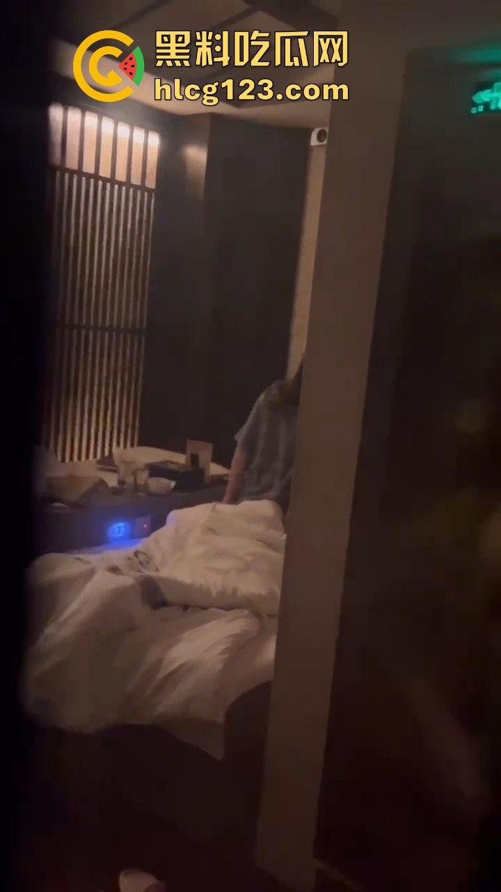 蒸桑拿撞上活春宫！男女房间激情大战，吃瓜群众直接摇人围观，险些被当场抓包！-7